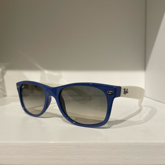 Ray-Ban Wayfarer Rare Y2K - Blue and White - Picture 4 of 8